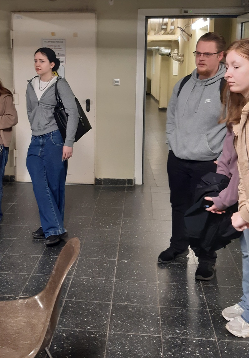 Beeindruckende Zeitreise – 80 Jahre Kriegsende Die Schülerinnen und Schüler der Euro Akademie Aschaffenburg stehen im Keller des Rathauses und hören bei der Führung aufmerksam zu.