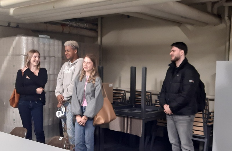 Beeindruckende Zeitreise – 80 Jahre Kriegsende Die Schülerinnen und Schüler der Euro Akademie Aschaffenburg bei der Führung durch einen Bunker von damals zu Kriegszeiten.