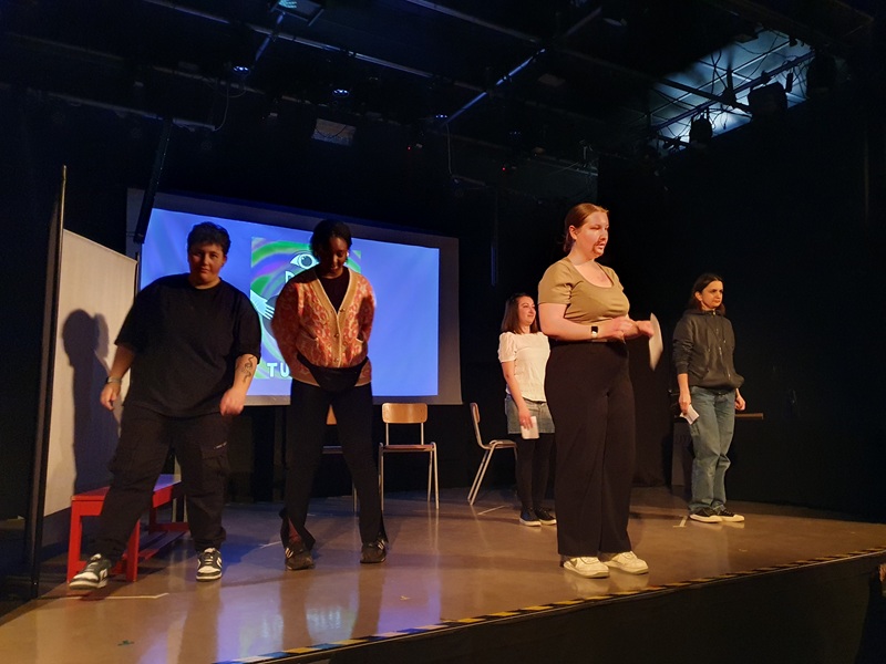 Das tut weh – Theaterprojekt setzt sich mit Erfahrungen auseinander Fünf Schüler und Schülerinnen stehen auf der Bühne und bieten eine Szene dar.