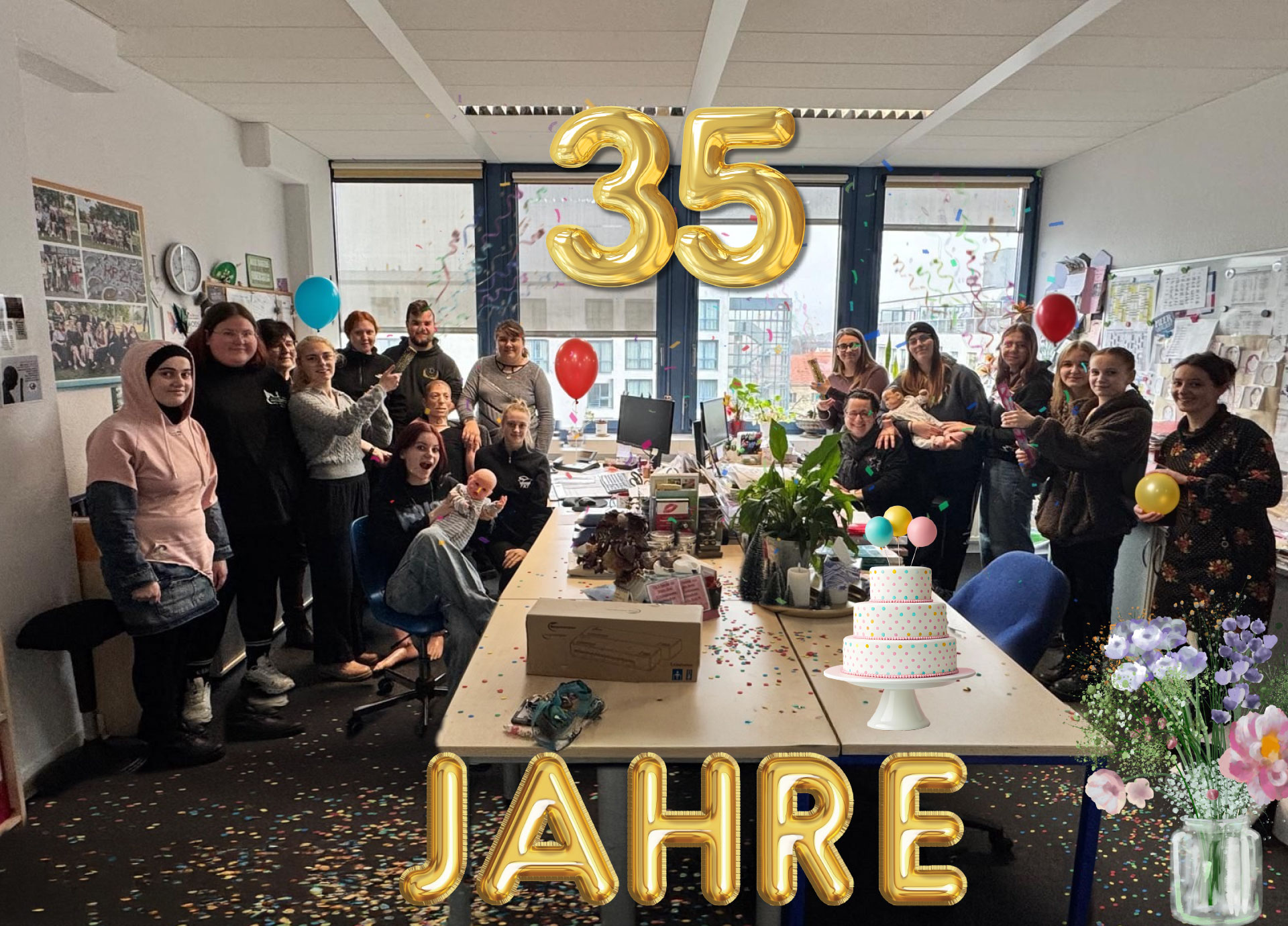 Um einen festlich geschmückten Tisch steht eine Gruppe lachender Schüler mit Luftballons und Luftschlangen; auf dem Boden liegt Konfetti und im Vordergrund steht in goldener Schrift "35 Jahre".