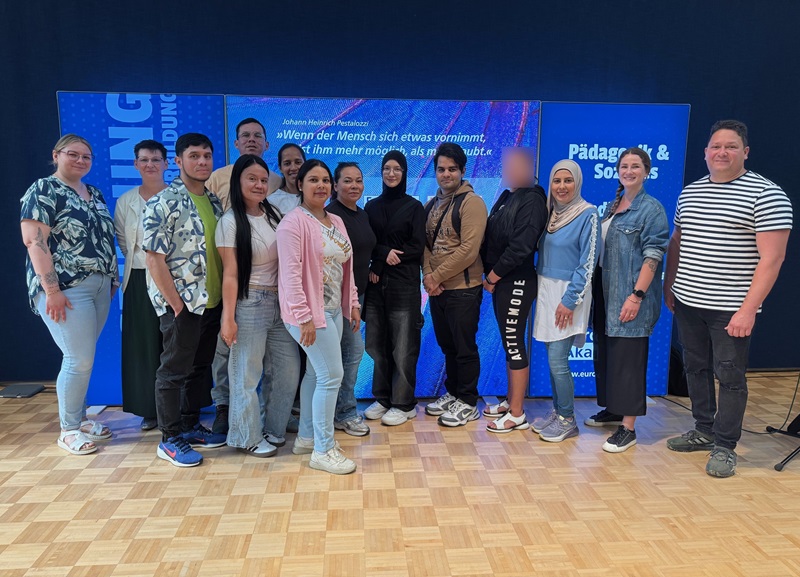 Azubis posieren für Foto Die teilnehmenden männlichen und weiblichen Auszubildenden am Arbeitsmarktmentoren Sachen-Programm posieren gemeinsam und gut gelaunt für ein Erinnerungsfoto.