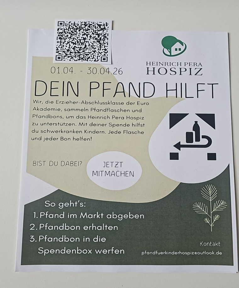 Ein hochformatiges Plakat zeigt oben einen QR-Code, darunter den Zeitraum '01.04. - 30.04.26'. Rechts daneben steht das Logo des Heinrich Pera Hospizes, bestehend aus einem stilisierten Haus mit Kreuz und Herz. Im Zentrum steht in großer Schrift: 'DEIN PFAND HILFT'. Darunter folgt ein erklärender Text, der eine Pfandflaschen-Sammelaktion für das Hospiz beschreibt. Ein beiger Kreis mit der Aufschrift 'JETZT MITMACHEN' hebt sich ab. Unten sind drei nummerierte Schritte zur Teilnahme aufgelistet. Am unteren Rand stehen eine Kontaktadresse und eine E-Mail-Adresse.