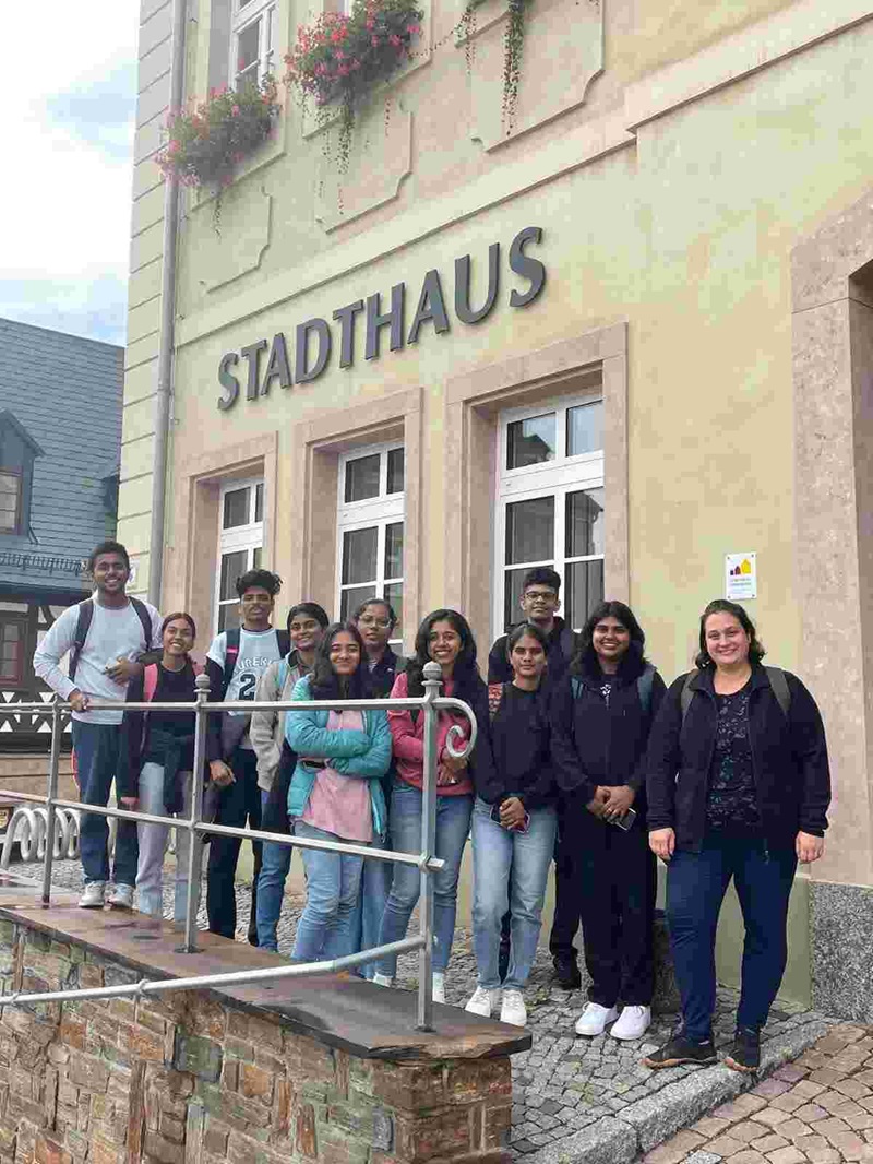 Ausbildungsstart: Unterstützung aus Indien Gruppenbild der neuen Auszubildenden