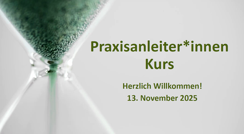 Titelbild einer Präsentationsfolie zur Pflichtfortbildung für Praxisanleiterinnen an der Euro Akademie Pößneck. Links ist eine Nahaufnahme einer sandgefüllten, transparenten Sanduhr zu sehen, deren grüner Sand langsam nach unten rieselt. Rechts steht in olivgrüner Schrift der Text Praxisanleiterinnen Kurs – Herzlich Willkommen! 13. November 2025. Das Bild symbolisiert strukturiertes Arbeiten, Zeitmanagement und den Start des Fortbildungstages.