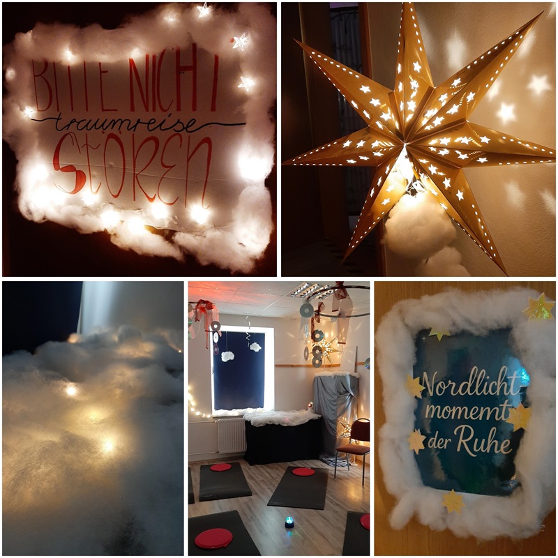Bildcollage atmosphärisch gestalteter Ruheräume beim Tag der offenen Tür der Euro Akademie Rochlitz. Ein beleuchtetes Schild mit der Aufschrift Bitte nicht stören – Traumreise, ein großer Stern aus Papier, Wattewolken mit LED-Lichtern, ein Raum für Entspannungsangebote mit Sitzkissen sowie ein Schild Nordlichtmoment der Ruhe zeigen die kreative Verbindung von Licht, Entspannung und pädagogischen Methoden. Die Collage vermittelt, wie Licht als Gestaltungselement zur Förderung von Wohlbefinden und Achtsamkeit eingesetzt wird.