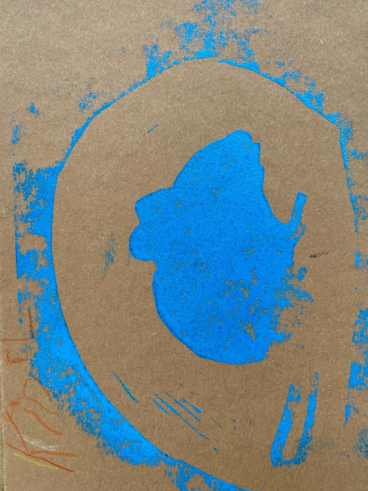 Experimenteller Druckabzug in Blau auf braunem Karton mit rundem Rahmen und abstrakter Silhouette.