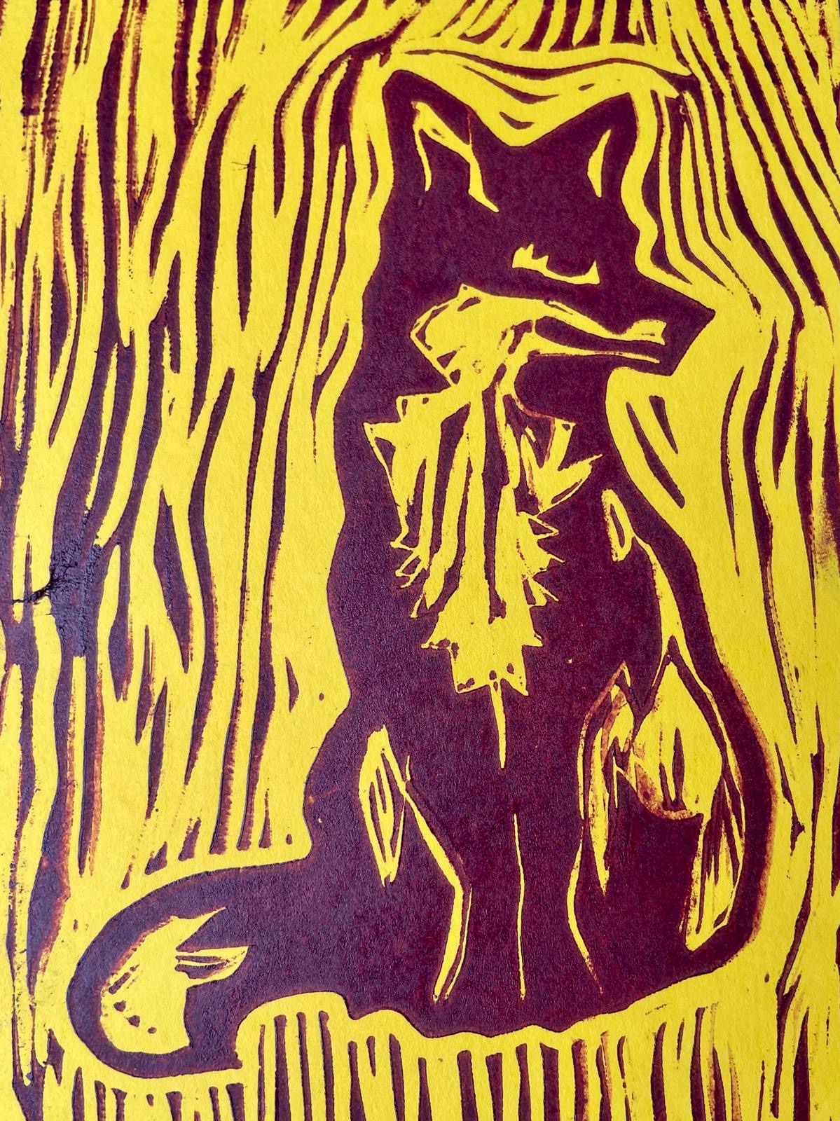 Linoldruck: sitzender Fuchs auf gelbem Grund, dunkel ausgearbeitet, mit Beute im Maul und linearem Hintergrundmuster.