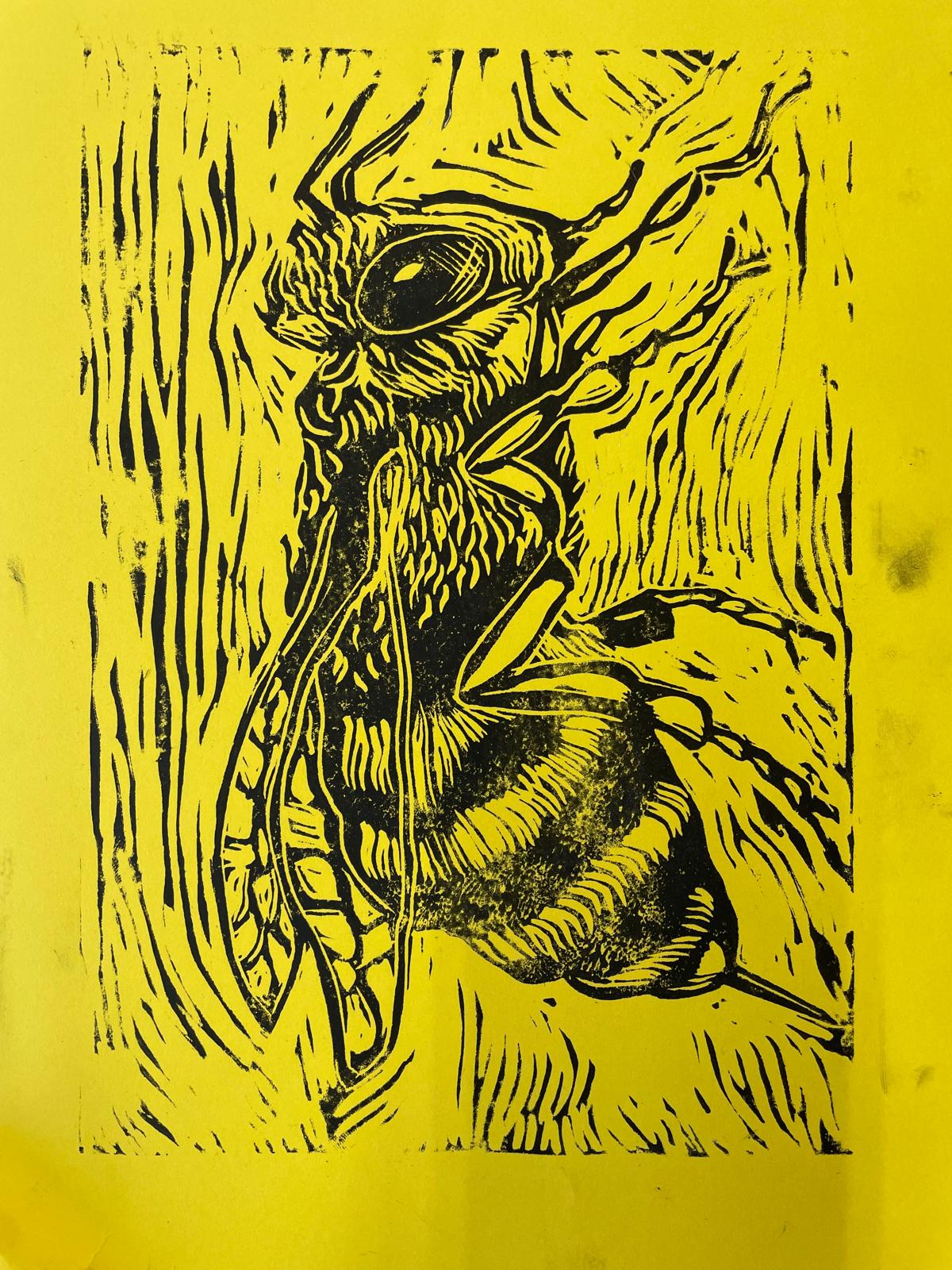 Schwarz gedrucktes Motiv einer Biene auf gelbem Papier; die Biene sitzt vor einer Holzstruktur im Hintergrund.