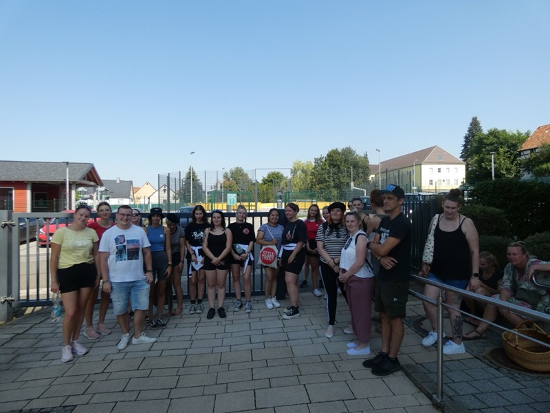 Gruppenbild der angehenden Erzieherinnen und Erzieher, die draußen gemeinsam posieren.