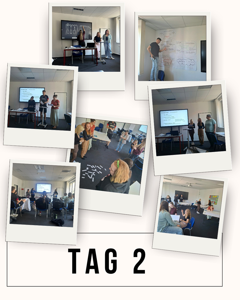 Mehrere Polaroid-Bilder zeigen verschiedene Szenen aus einem Seminarraum. Menschen stehen oder sitzen, einige präsentieren vor einer Leinwand mit Folien, andere diskutieren oder arbeiten in Gruppen. Auf einer Wand sind handschriftliche Notizen und Diagramme zu sehen. Die Polaroid-Bilder sind auf einem weißen Hintergrund angeordnet, darunter steht in großen, klaren Buchstaben: 'TAG 2'.