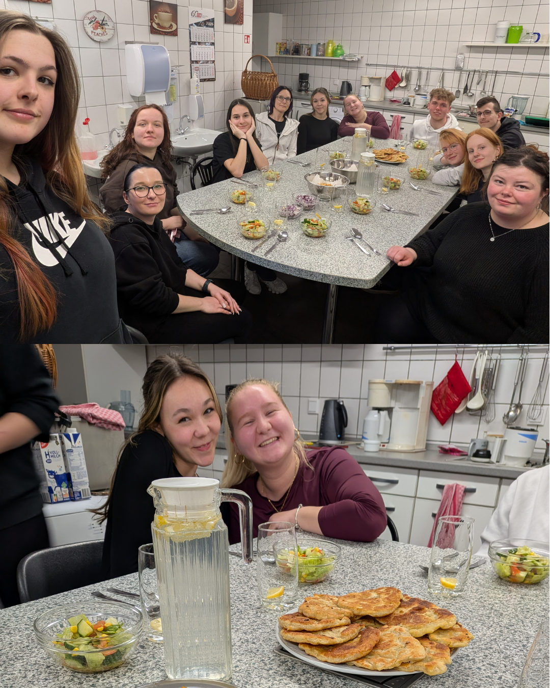 Collage mit zwei Gruppenfotos in der Schulküche: oben sitzt eine Lerngruppe gemeinsam am Tisch mit kleinen Salatschalen, unten lächeln zwei Teilnehmerinnen vor einer Platte mit frisch gebackenen Fladenbroten in die Kamera.