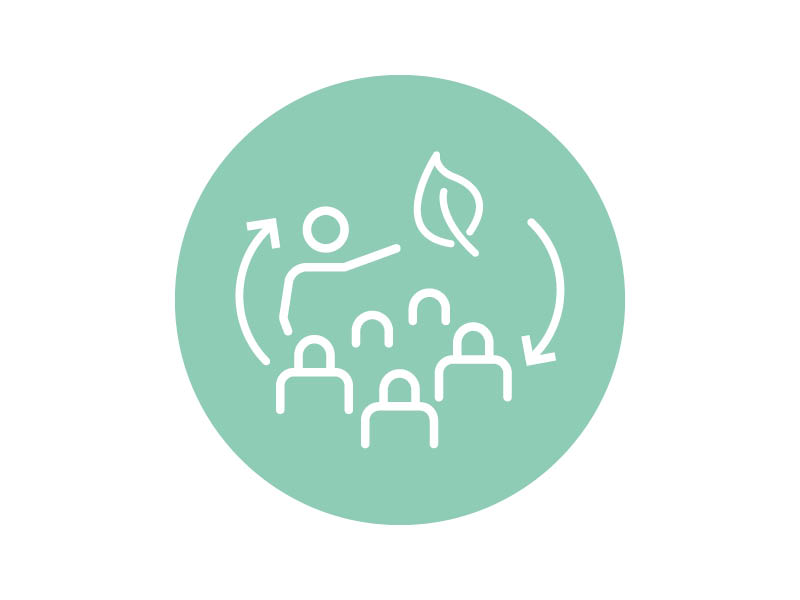 Symbol für Nachhaltigkeit, Fairness, Diversität Ein türkisfarbener Kreis auf dem eine symbolhafte Skizze von einer vortragenden Person, die vor einem Publikum über Nachhaltigkeit spricht, welche durch ein Blatt symbolisiert wird. Pfeile verbinden die vortragende Person mit ihrem Publikum.