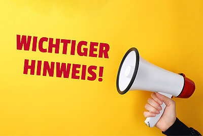Eine Hand hält im rechten Bereich des Bildes ein Megaphon. Im linken Bereich steht in großen roten Lettern "Wichtiger Hinweis!".