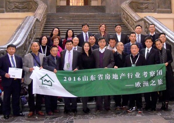 Herzlichen Glückwunsch zum Bildungserfolg für chinesische Gäste