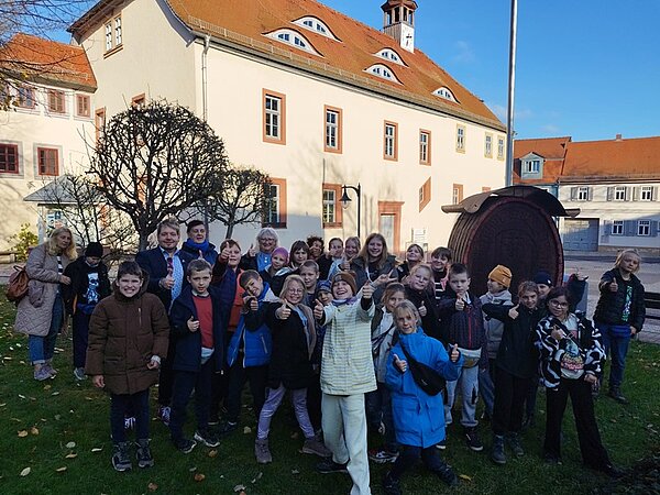Kultur- und Bildungsreise in die Toskana Thüringens Gruppenfoto aller Schülerinnen und Schüler sowie ihrer Lehrkräfte. Einige zeigen mit den Daumen nach oben.