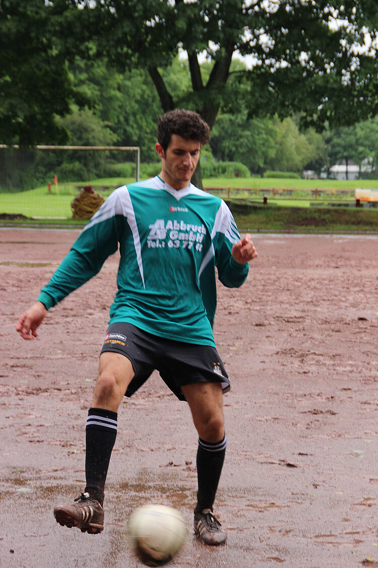 Fußballspiel mit vollem Einsatz