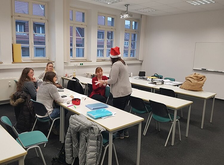 Alle Jahre wieder kommt der Nikolaus und zeichnet gute Schüler aus