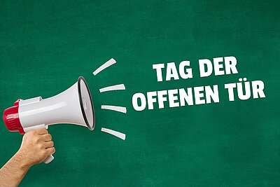 Auf der linken Seite hält eine Hand ein Megaphon. Der Hintergrund grün und sieht wie die Oberfläche einer Tafel aus. Auf dieser ist wie mit Kreide geschrieben die Aufschrift "Tag der offenen Tür" zu sehen.