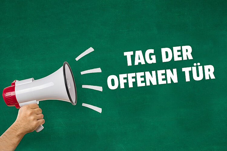 Auf der linken Seite hält eine Hand ein Megaphon. Der Hintergrund grün und sieht wie die Oberfläche einer Tafel aus. Auf dieser ist wie mit Kreide geschrieben die Aufschrift "Tag der offenen Tür" zu sehen.
