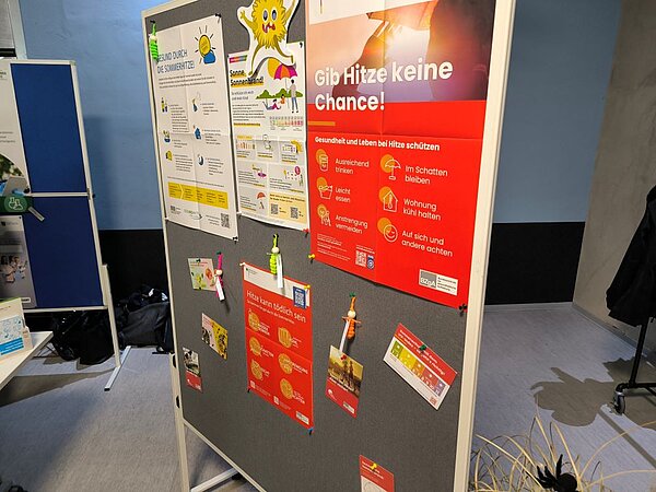 Tag des Gesundheitsamts in Weißwasser Eine mit bunten Plakaten bestückte Pinnwand informiert über gesundheitliche Risiken bei Hitze und gibt Tipps zum Schutz, wie Trinken, Schatten suchen und Wohnung kühl halten.