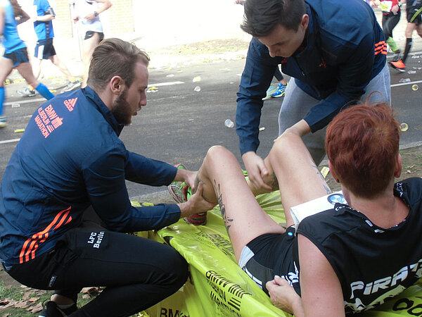 Massage-Schüler beim Marathon