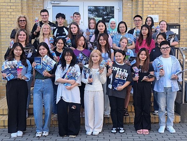 Die neuen Schülerinnen und Schüler posieren für ein Klassenfoto vor dem Eingang der Euro Akademie Bitterfeld-Wolfen.