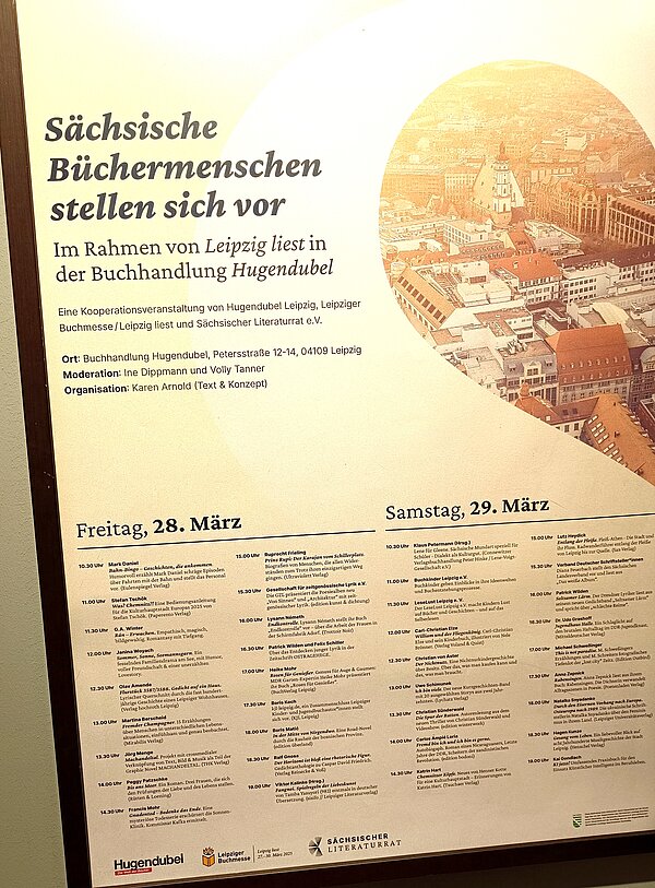 Buchmesse Leipzig: Wo Worte Bildung und Austausch fördern Foto eines Plakats: Es trägt den Titel "Sächsische Büchermenschen stellen sich vor - Im Rahmen von Leipzig lies in der Buchhandlung Hugendubel". Darunter sind die Lesungen am Freitag, den 28. März, und Samstag, den 29. März, aufgelistet.
