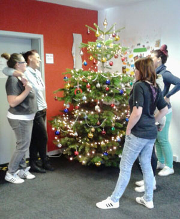 Glitzernde Kugeln und Lichterglanz: Weihnachtsstimmung an der Euro Akademie