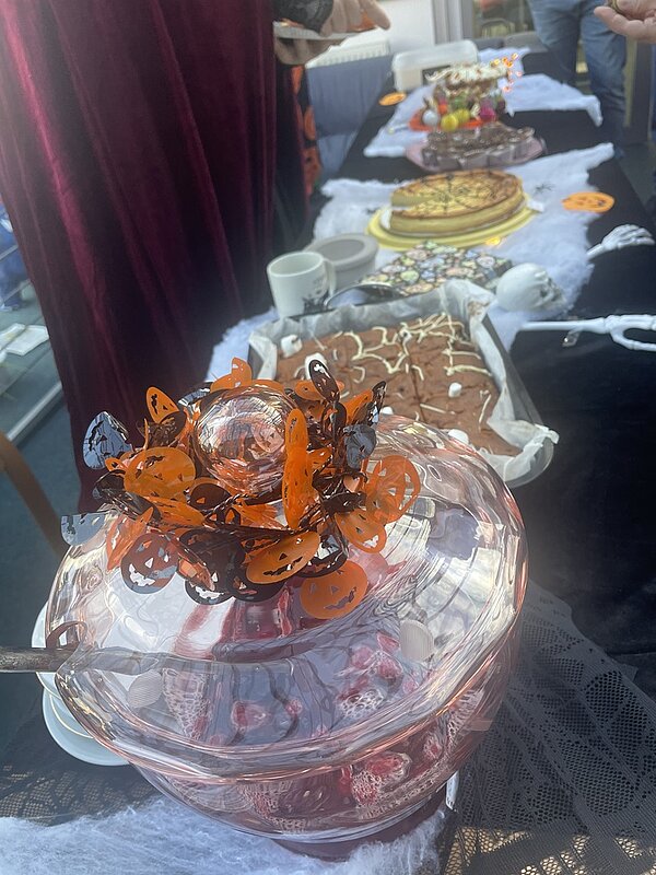 Halloween-Kuchenbasar in der Euro Akademie und den Euro-Schulen in Meißen Lange gedeckte Halloween-Tafel mit allerlei Köstlichkeiten in schauriger Ausführung.
