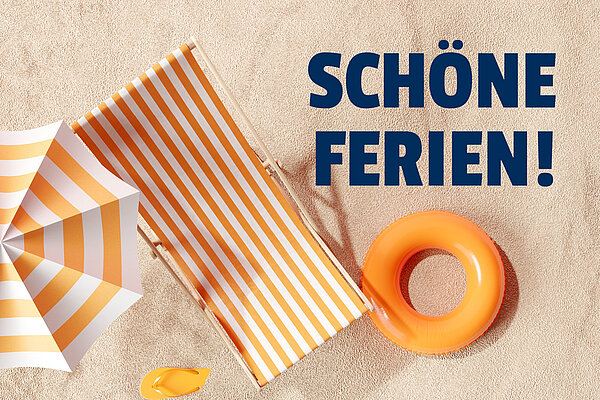 Wir wünschen schöne Sommerferien! Ein Liegestuhl, Sonnenschirm und Schwimmreifen liegen auf einem Sandstrand. Es ist die Aufschrift "Schöne Ferien!" in dunkelblauen Lettern zu sehen.