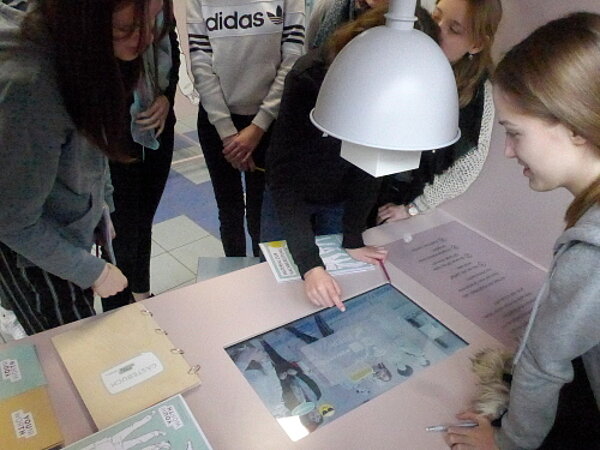 Schüler*innen besuchen Ausstellung "YOUNIWORTH"