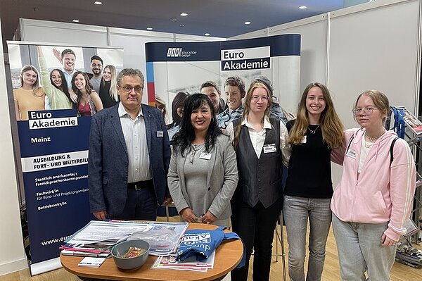 BIM Rheinhessen 2024 Gruppenfoto am Euro Akademie Messestand mit fünf Teammitgliedern