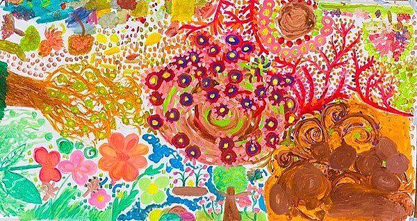 Vernissage in der Christopherus-Schule Blühende, lebendige Landschaft mit Bäumen, bunten Blumen, Sträuchern und einem zentralen Baum mit lila-pinken Blüten. Ein farbenfrohes Bild voller Naturmotive, das Lebensfreude und Frühlingsstimmung ausstrahlt.