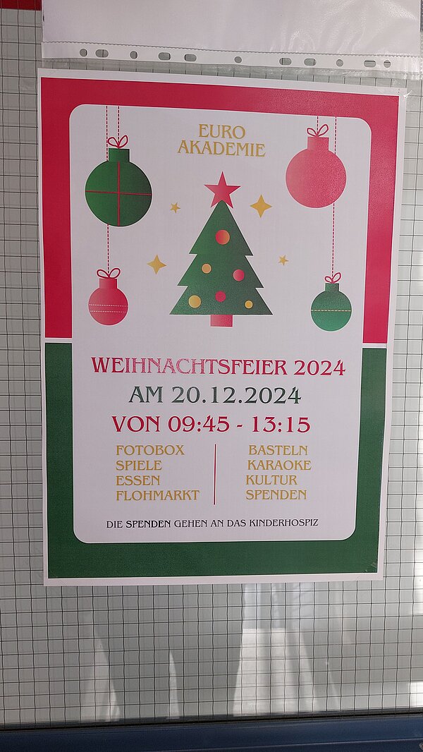 Weihnachtsfeier in Erfurt Plakat für die Weihnachtsfeier, mit einem aufgemalten Weihnachtsbaum und einem Gedicht.