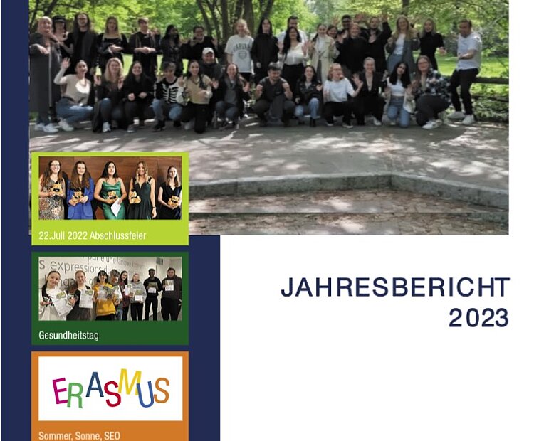 Digitaler Jahresbericht Das Titelbild setzt sich aus mehreren Elementen zusammen. Oben im Hintergrund sieht man eine Gruppe (stehend und kniend in zwei Reihen) in einem Park, rechts gibt es ein weißes Feld, in dem "JAHRESBERICHT 2023" steht, links stehen drei bunte Felder mit jeweils einem Bild untereinander, die mit "22. Juli 2022 Abschlussfeier", "Gesundheitstag" und "ERASMUS - Sommer, Sonne, SEO" betitelt sind.