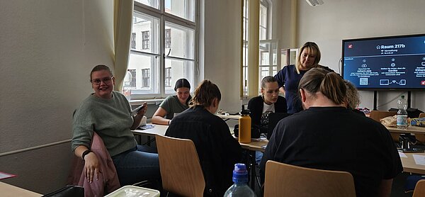 Podcast-Projekt: KAFFEE TRINKEN & SPIELEN Schülerinnen und Schüler der Euro Akademie Halle sitzen an Stuhlreihen und besprechen ihr Projekt.
