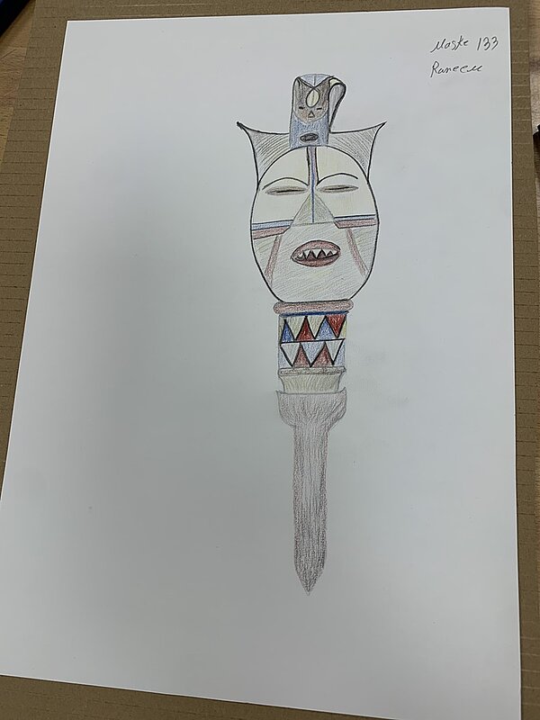 Im Bann der Masken Bleistiftzeichnung einer afrikanischen Maske eines Schülers.
