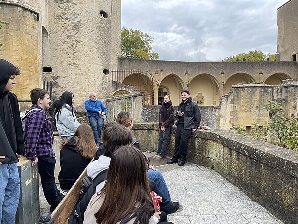 Schulfahrt nach Metz Die Auszubildenden stehen auf der Burg von Metz.