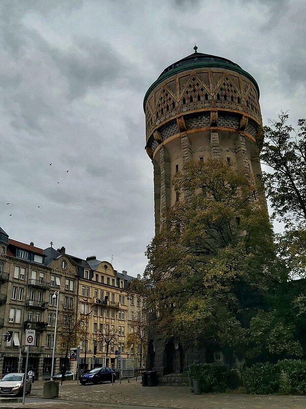 Schulfahrt nach Metz Bild eines Turm in der Stadt Metz. Der Himmel ist grau und bewölkt.