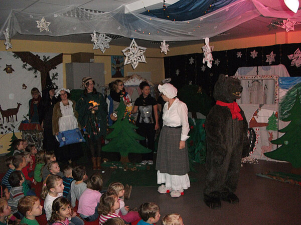 Kinderpfleger führten Weihnachtsmärchen auf