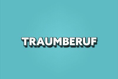 Das Wort 'TRAUMBERUF' steht in großen, weißen Buchstaben mit einem schwarzen Schatten auf einem hellblauen Hintergrund.