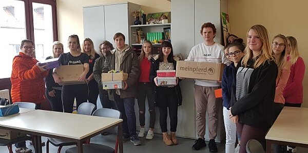 Angehende Kinderpfleger unterstützen Weihnachtspaketaktion