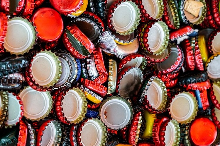 Dritte Wiegeaktion: Wir knacken die 200-Kilo-Marke! Unzählige benutzte, bunte Kronkorken.