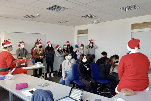 Nikolaus im Doppelpack, Engel und Rentiere an der Euro Akademie