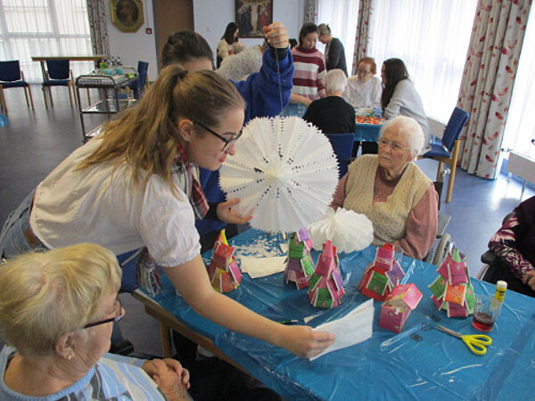 Weihnachtsbasteln mit Senior*innen in verschiedenen Pflegeeinrichtungen