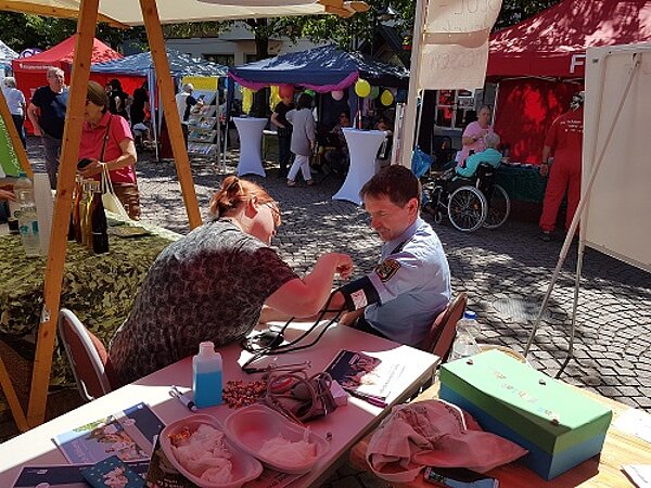 Reges Treiben auf dem Bitterfelder Seniorenmarkt