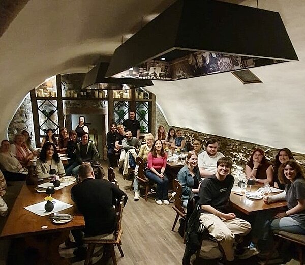 Alumnitreffen 2025 Gruppenfoto des Alumnitreffens der Euro Akademie Aschaffenburg mit allen Teilnehmenden im Restaurant aus der Vogelperspektive.