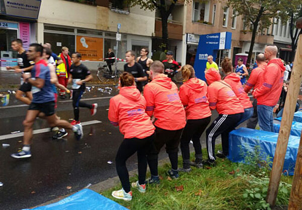 Schüler der Euro Akademie betreuen Athleten beim Berlin-Marathon