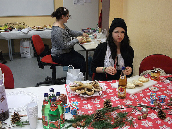 Weihnachtsbacken und –basteln mit Grundschülern