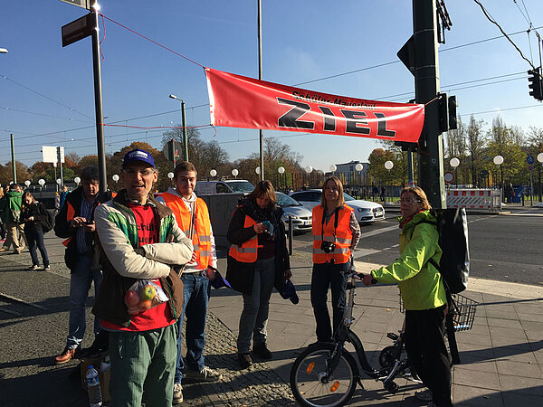 Akademie-Schüler bei der Mauerweg-Tour